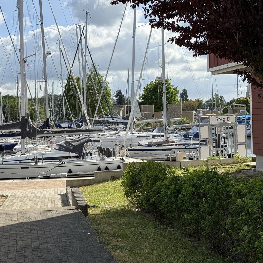 Segelboote im Yachthafen vor den Ferienwohnungen Am Holzteich